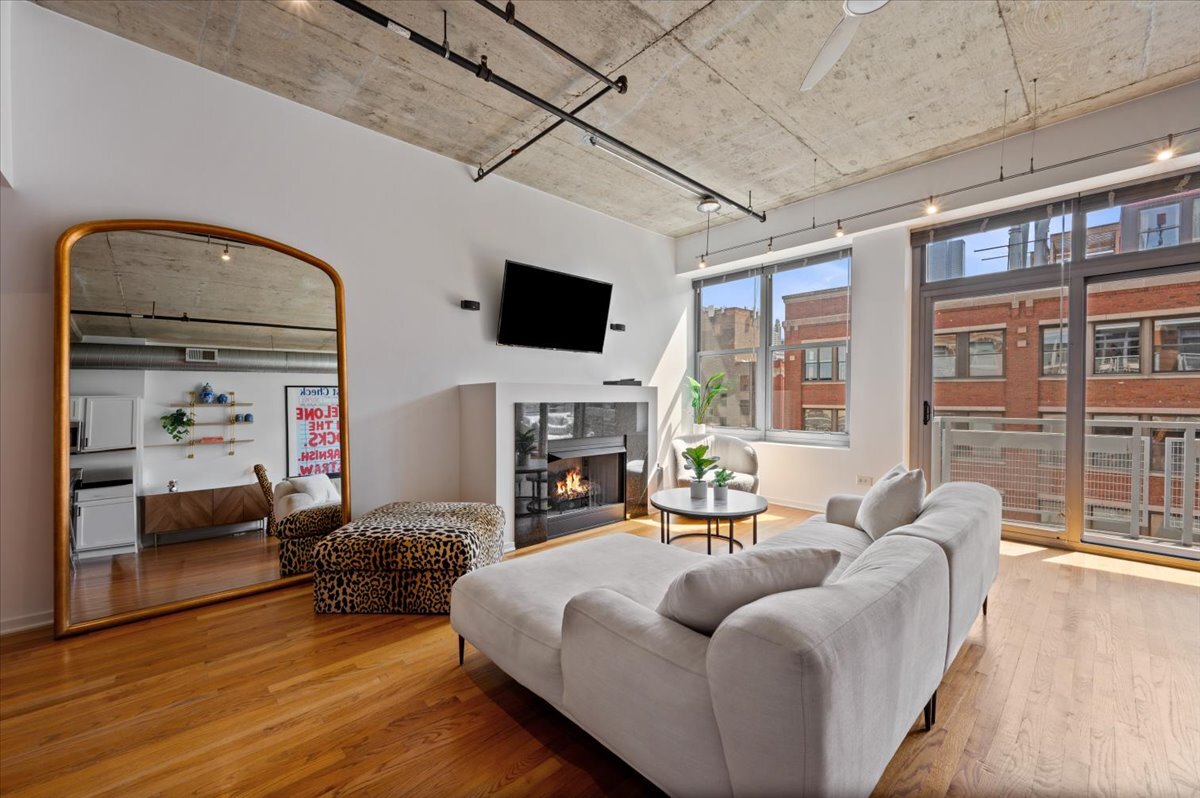 933 W Van Buren Street Unit: 702