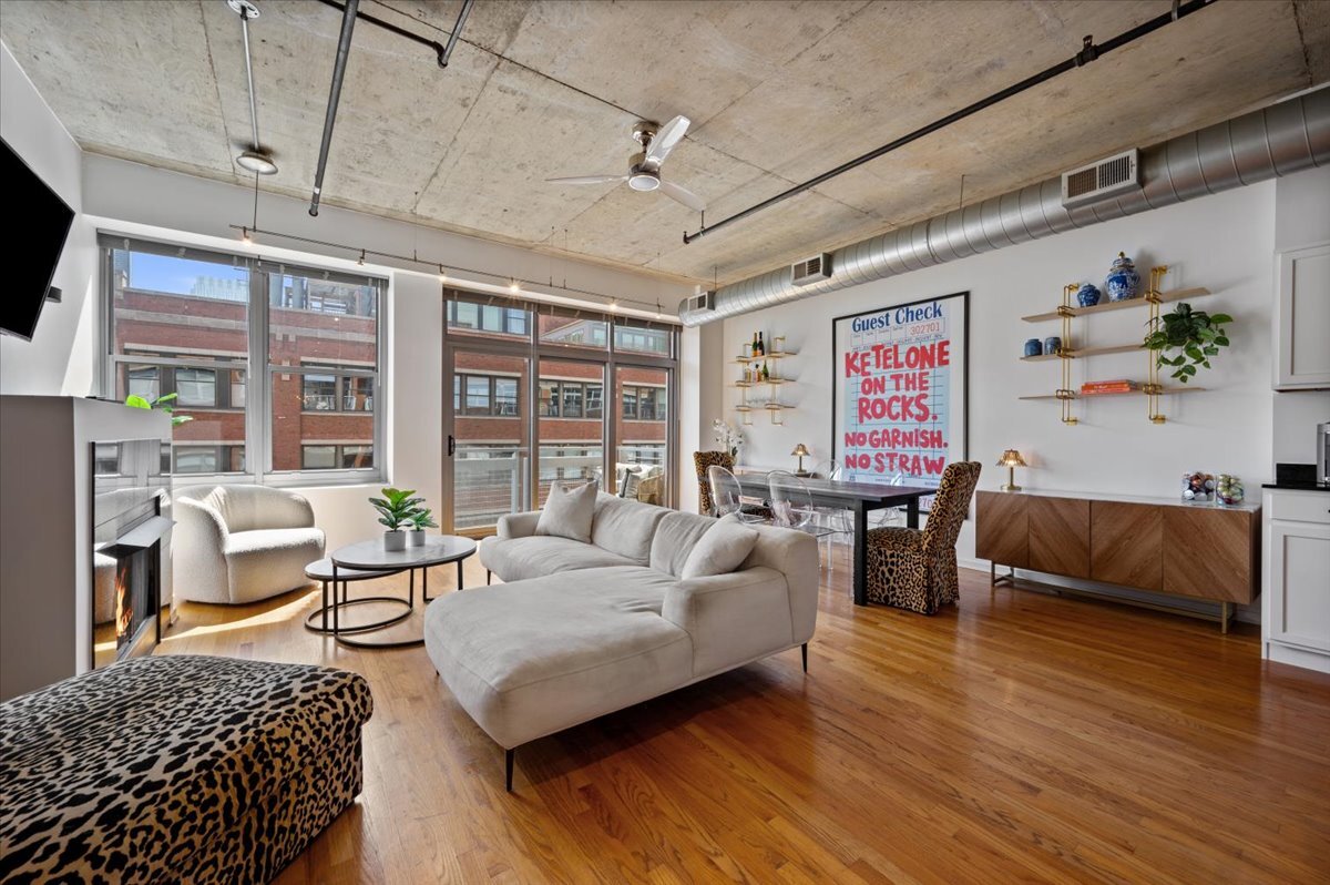 933 W Van Buren Street Unit: 702