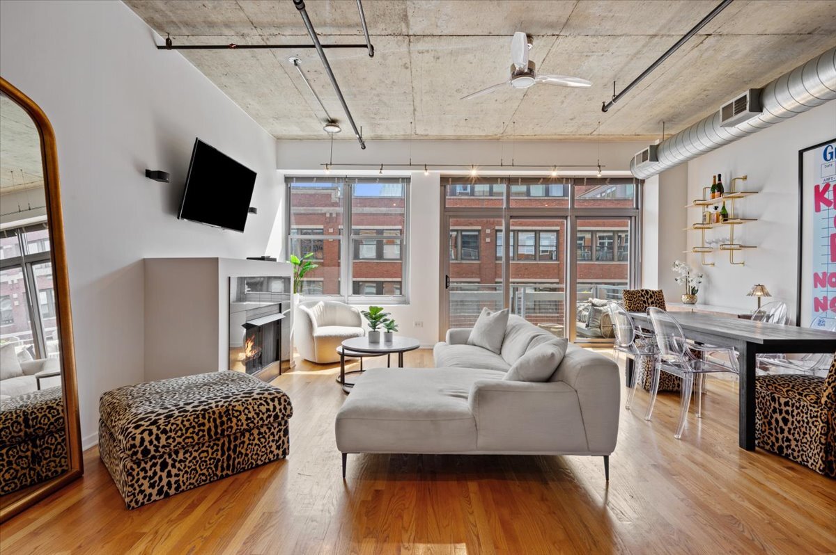 933 W Van Buren Street Unit: 702