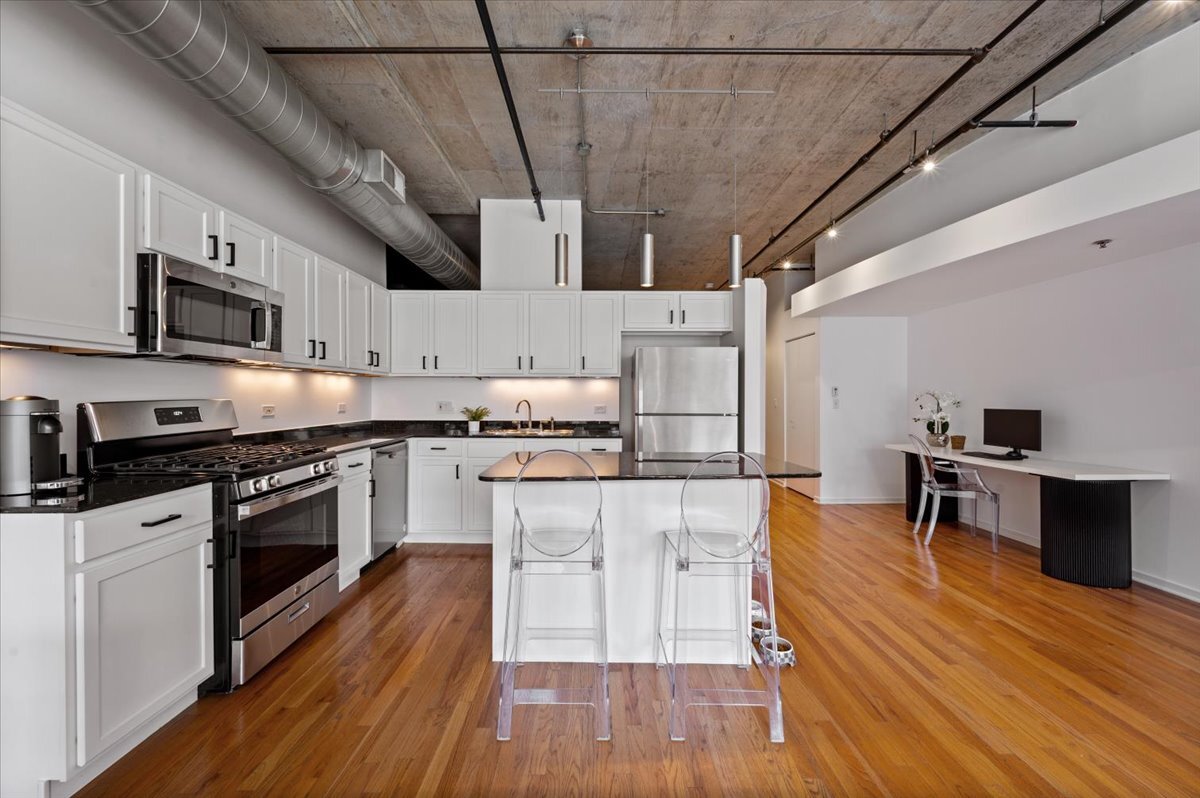 933 W Van Buren Street Unit: 702