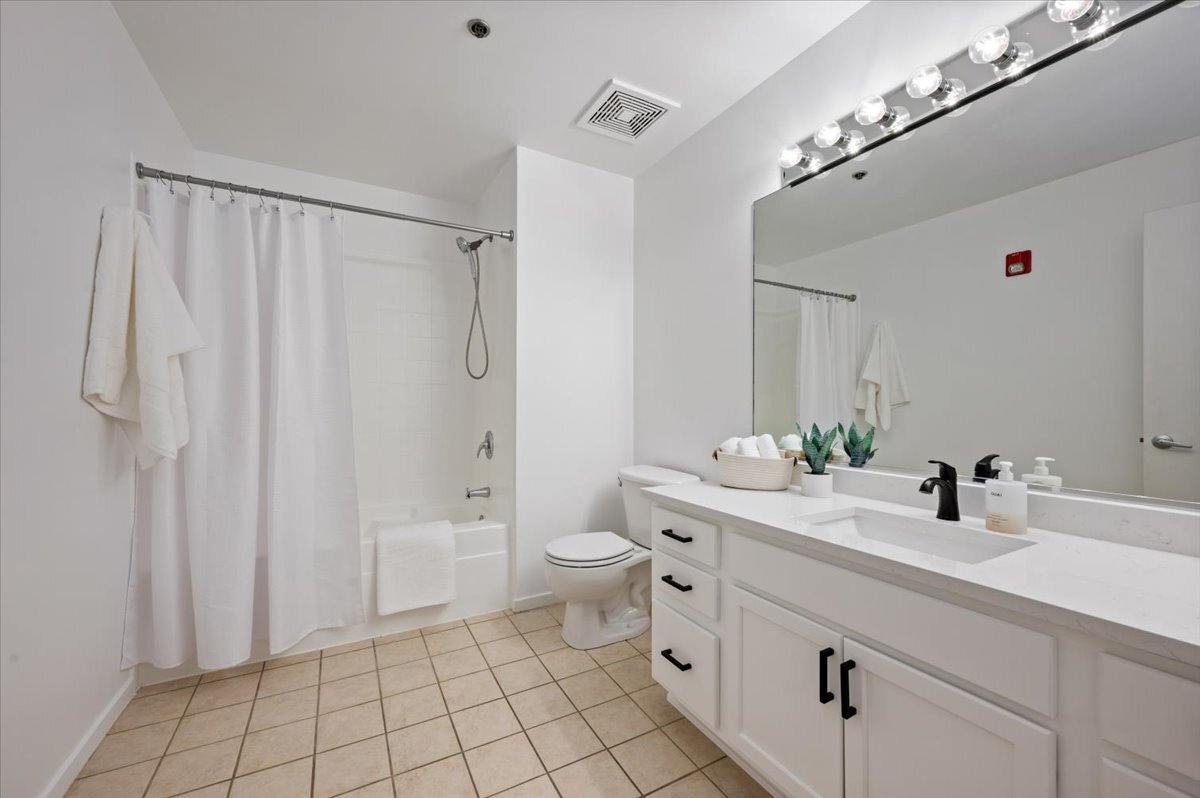933 W Van Buren Street Unit: 702