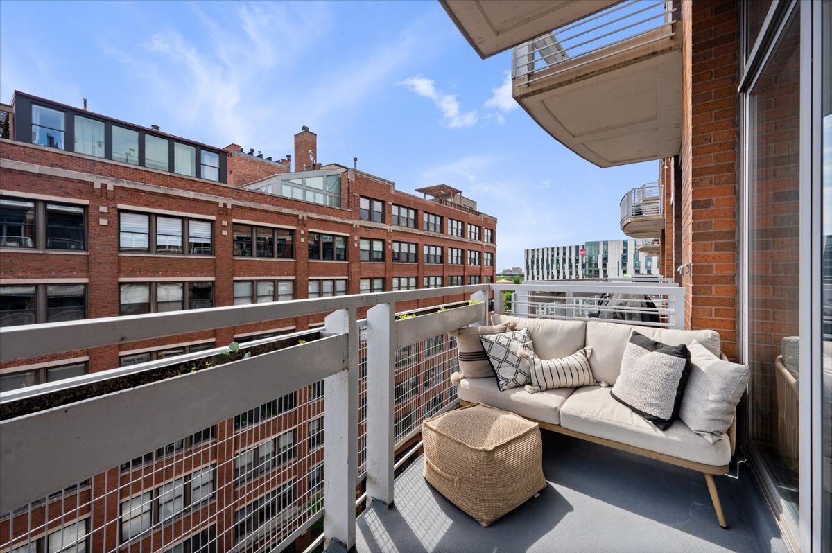 933 W Van Buren Street Unit: 702