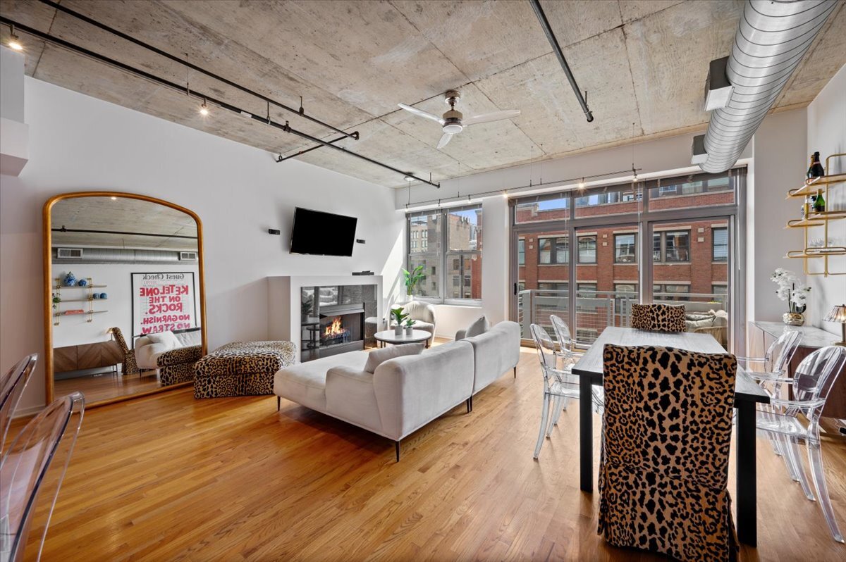 933 W Van Buren Street Unit: 702