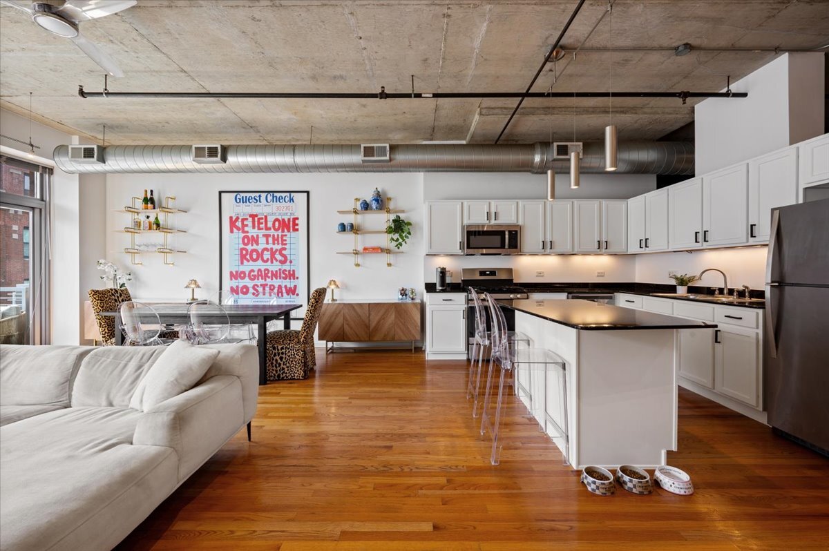 933 W Van Buren Street Unit: 702