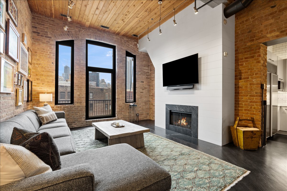 550 N Kingsbury Street Unit: 614