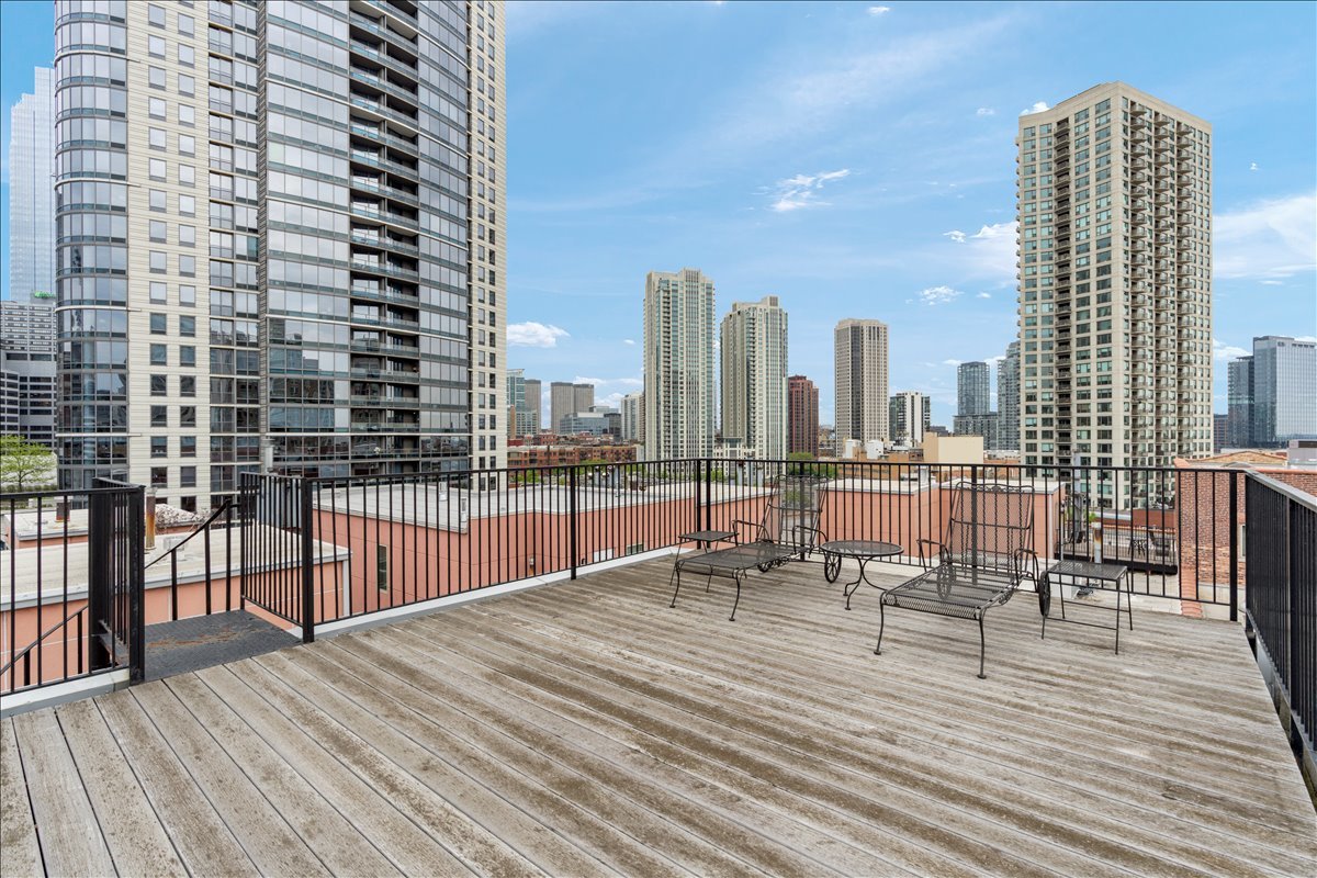 550 N Kingsbury Street Unit: 614