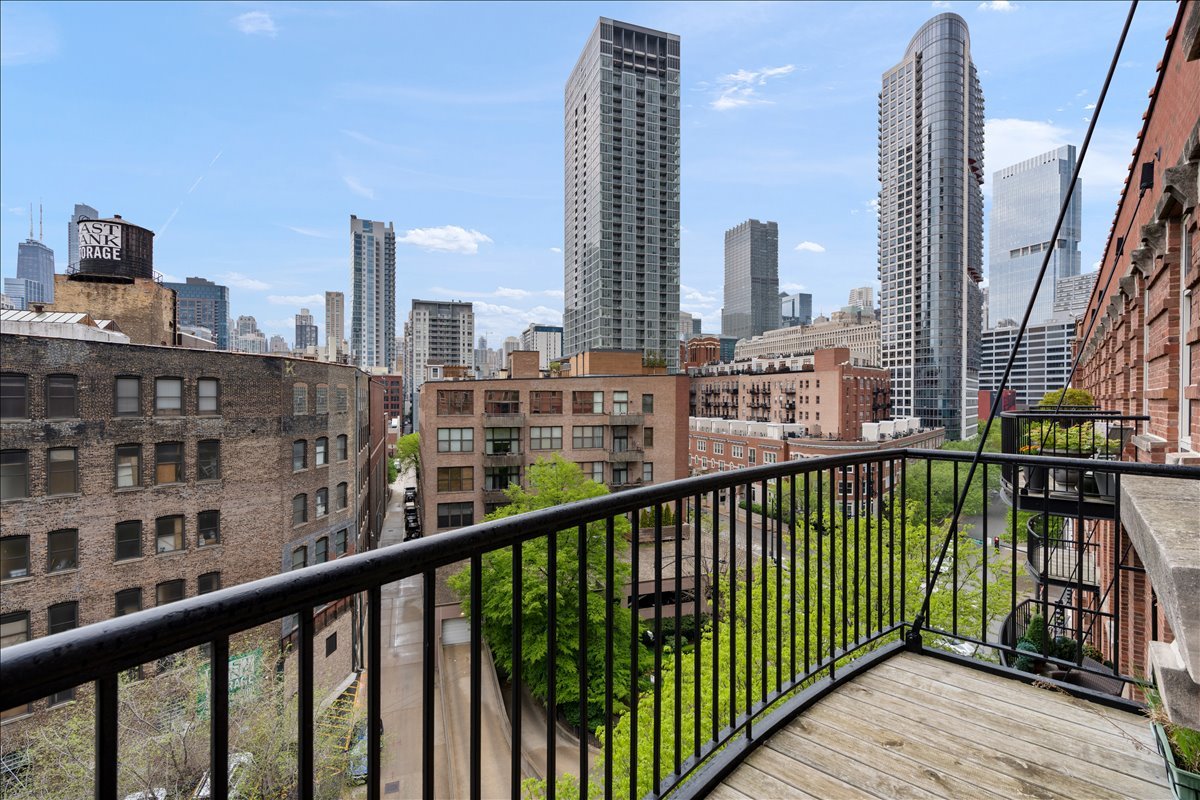 550 N Kingsbury Street Unit: 614