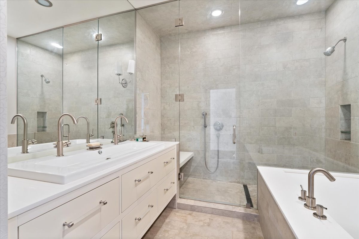 550 N Kingsbury Street Unit: 614
