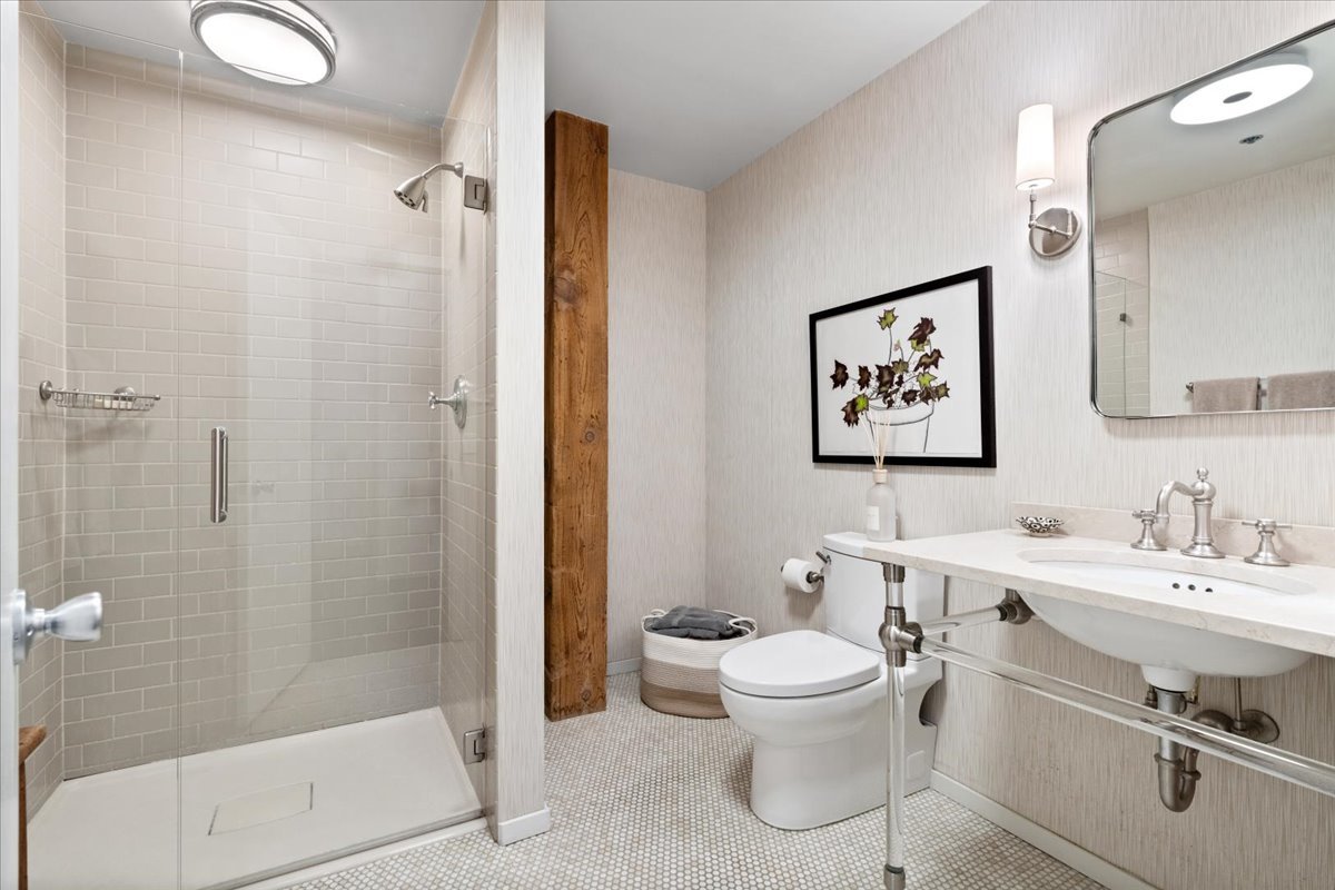550 N Kingsbury Street Unit: 614