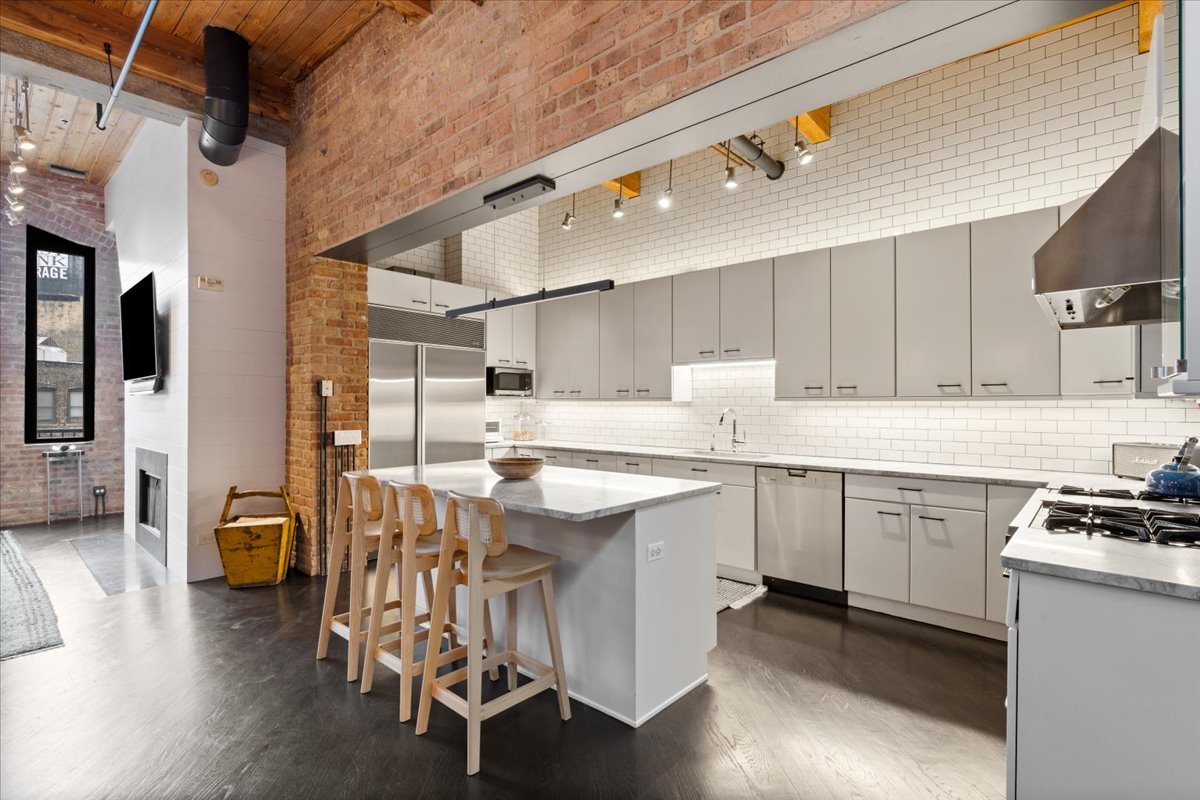 550 N Kingsbury Street Unit: 614