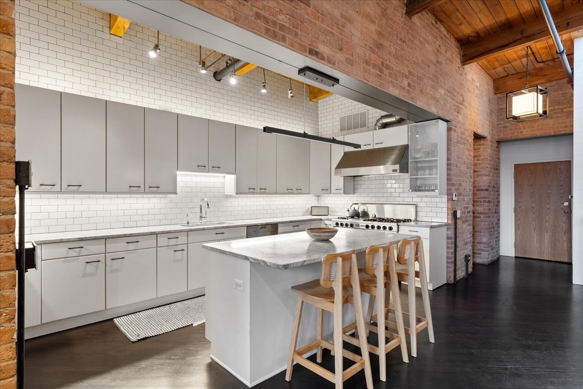 550 N Kingsbury Street Unit: 614