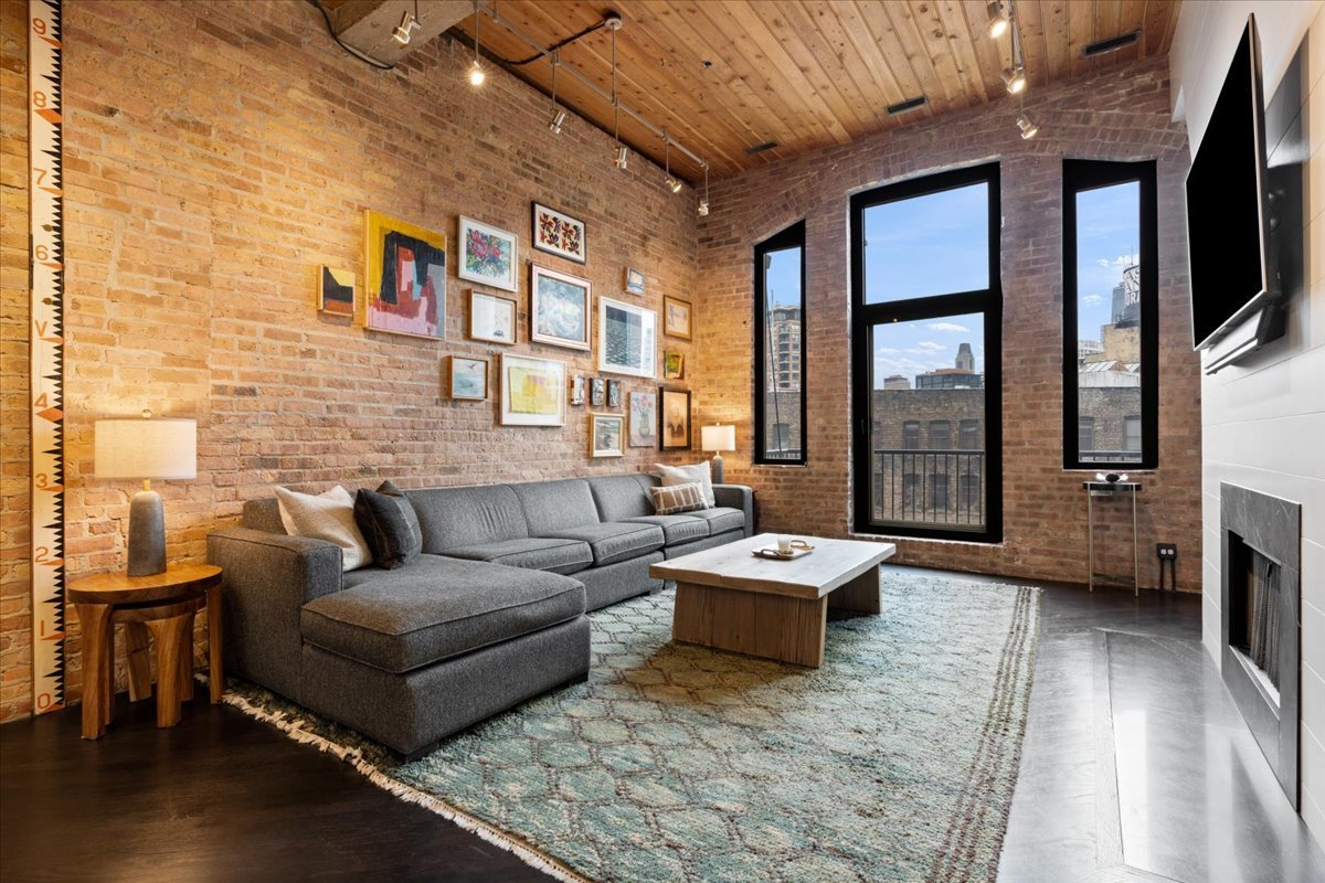 550 N Kingsbury Street Unit: 614