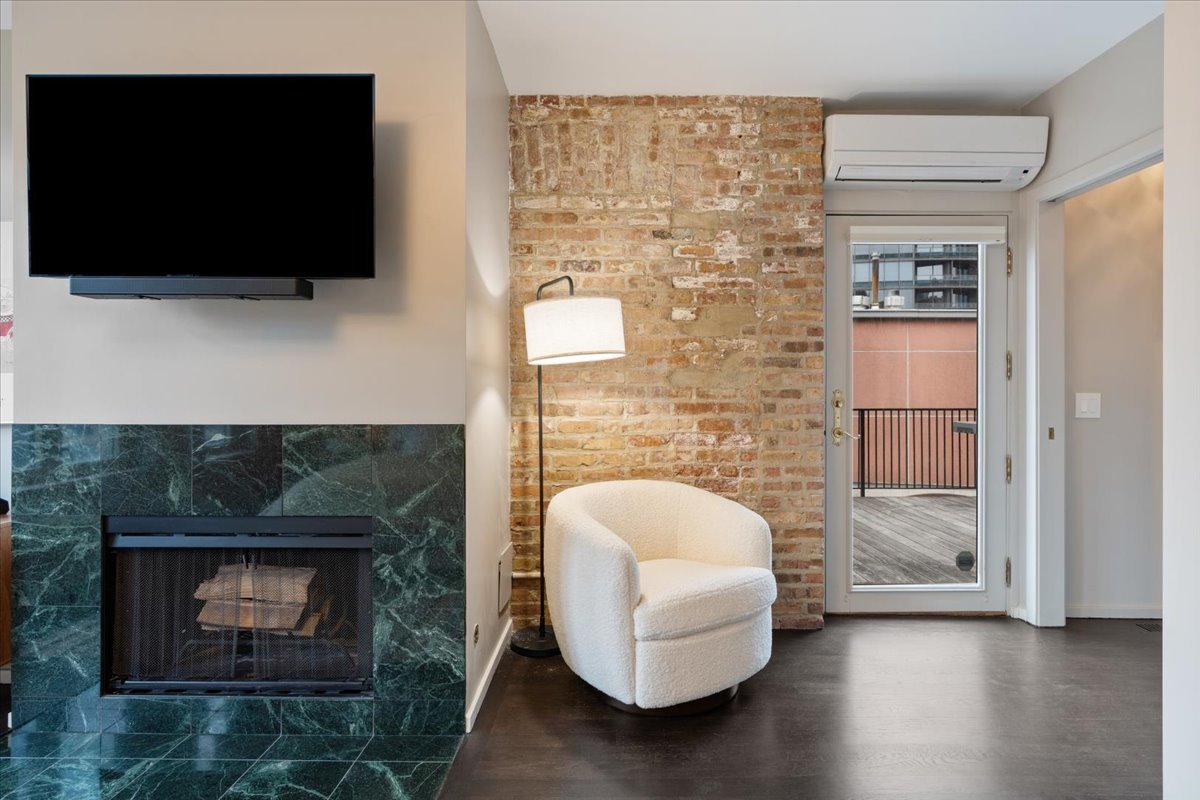 550 N Kingsbury Street Unit: 614