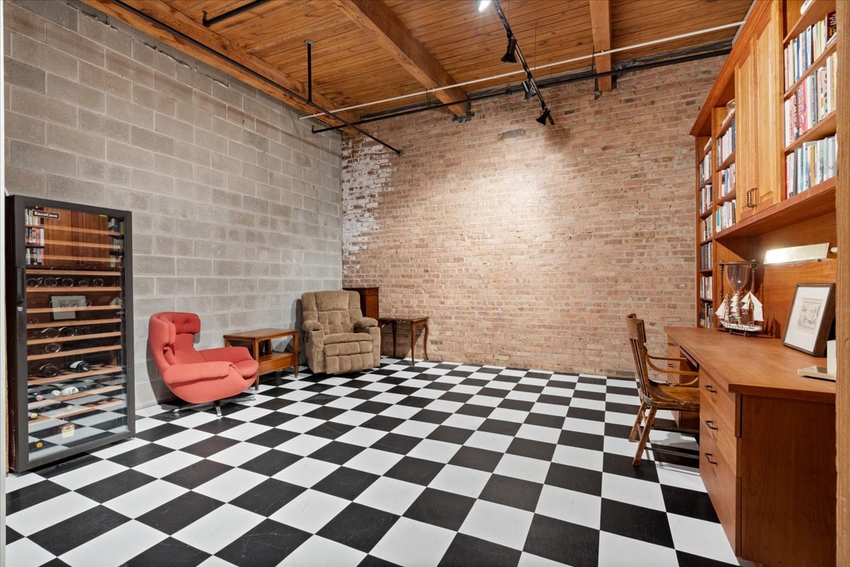 550 N Kingsbury Street Unit: 614