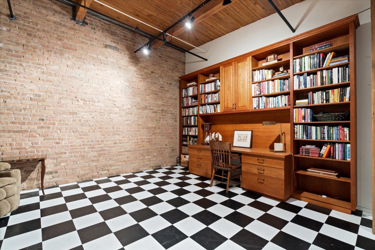 550 N Kingsbury Street Unit: 614