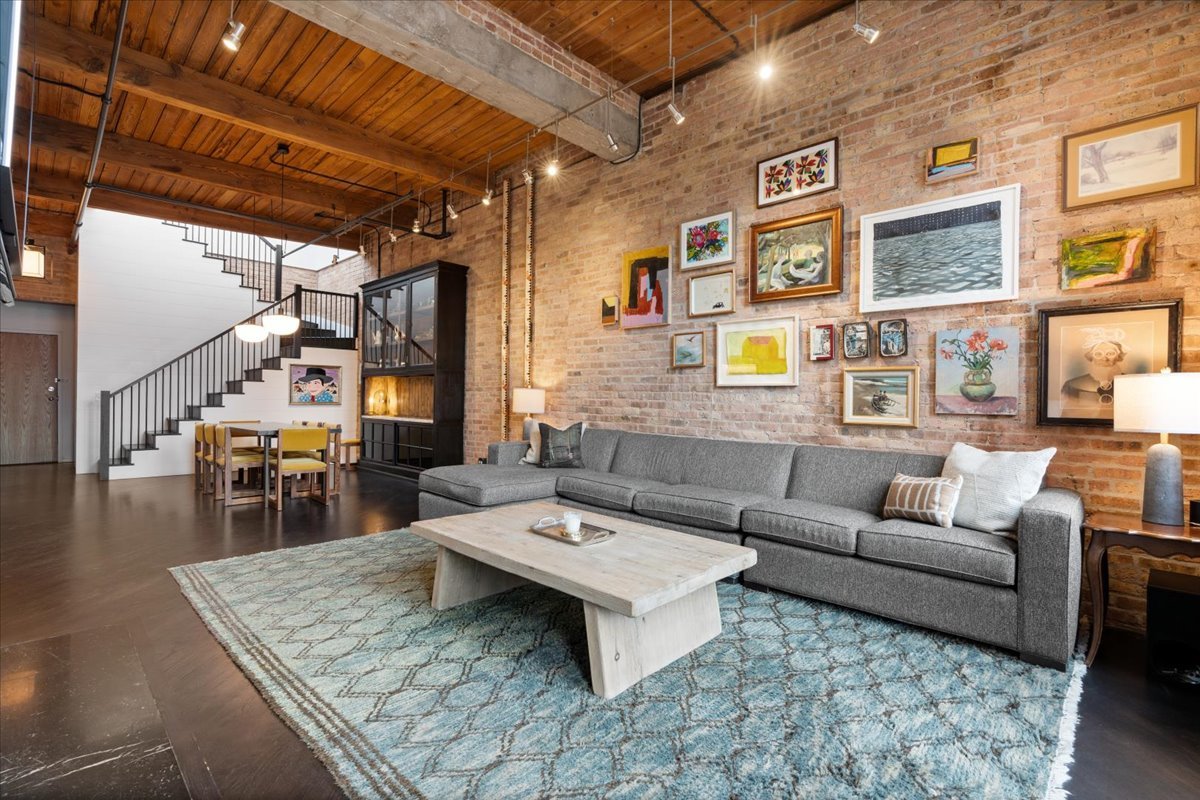 550 N Kingsbury Street Unit: 614