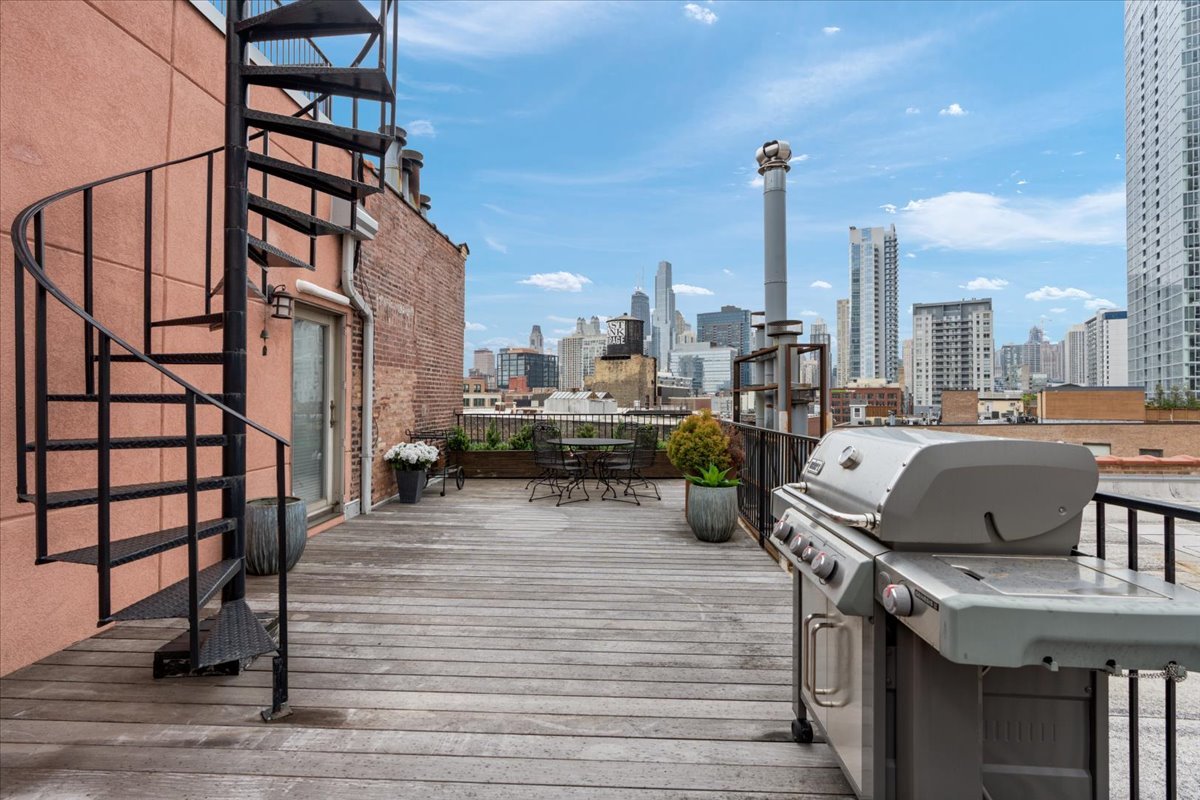 550 N Kingsbury Street Unit: 614