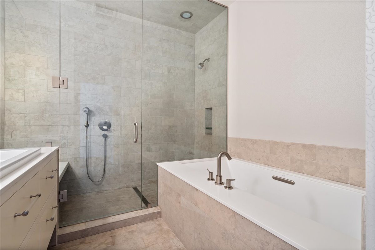 550 N Kingsbury Street Unit: 614