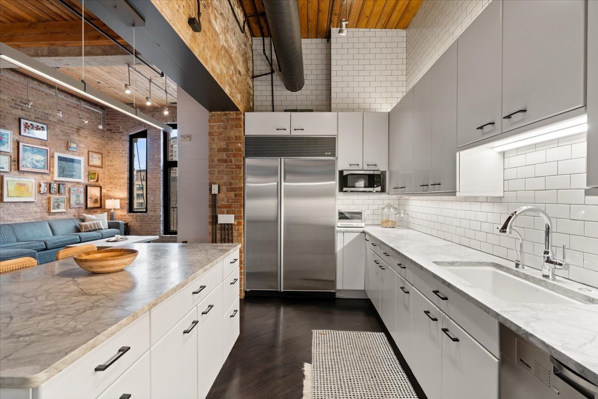 550 N Kingsbury Street Unit: 614