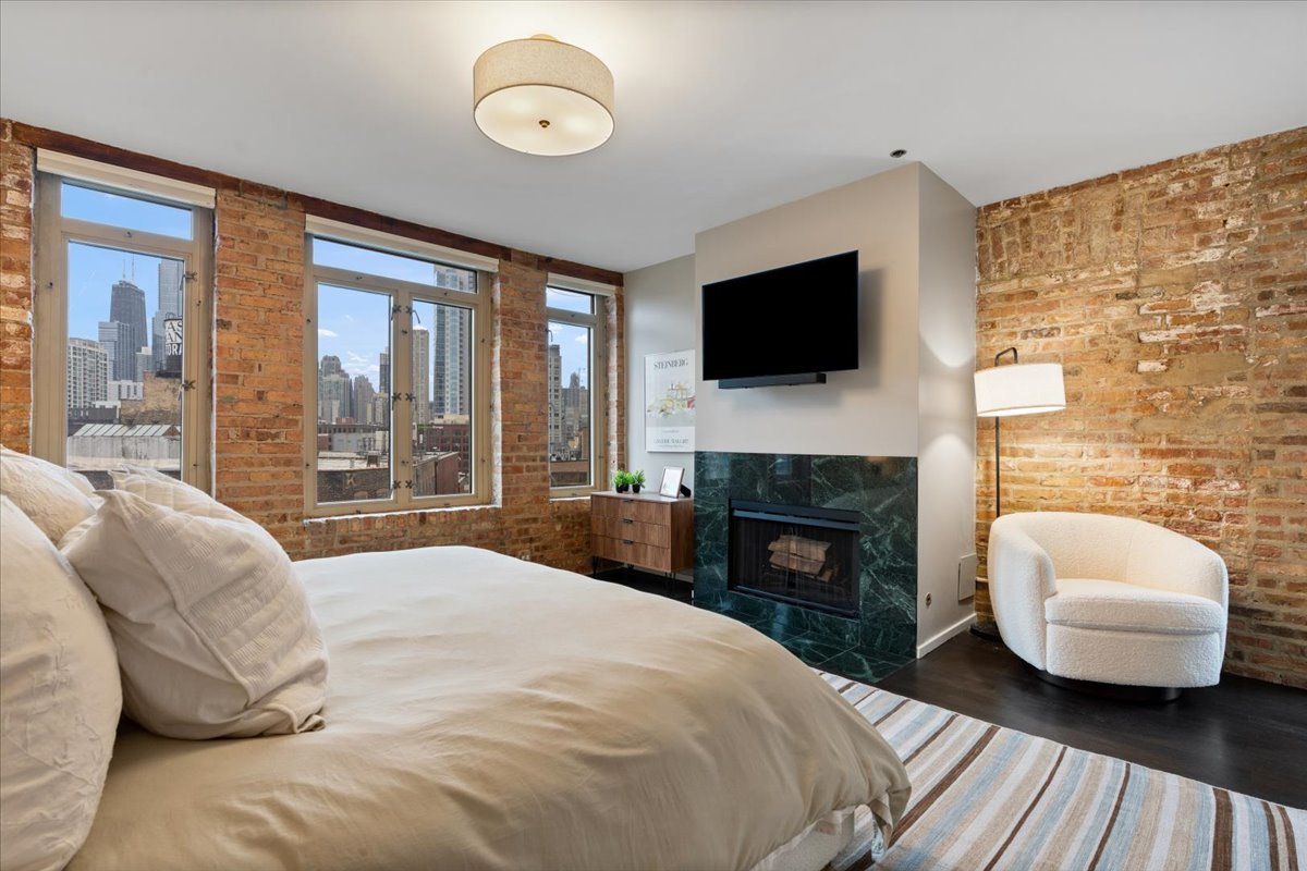 550 N Kingsbury Street Unit: 614