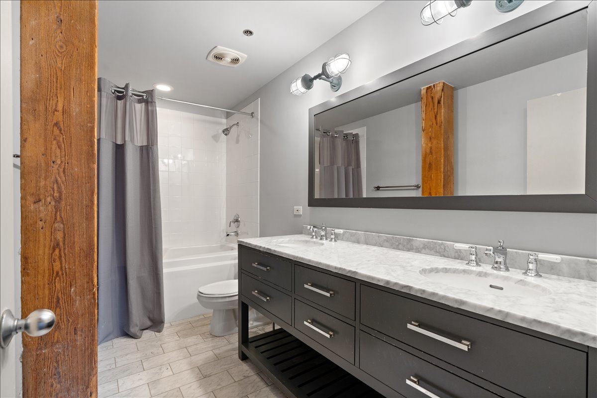 550 N Kingsbury Street Unit: 614