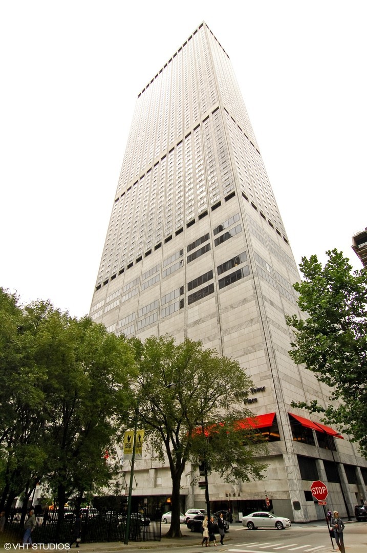180 E PEARSON Street Unit: 5906