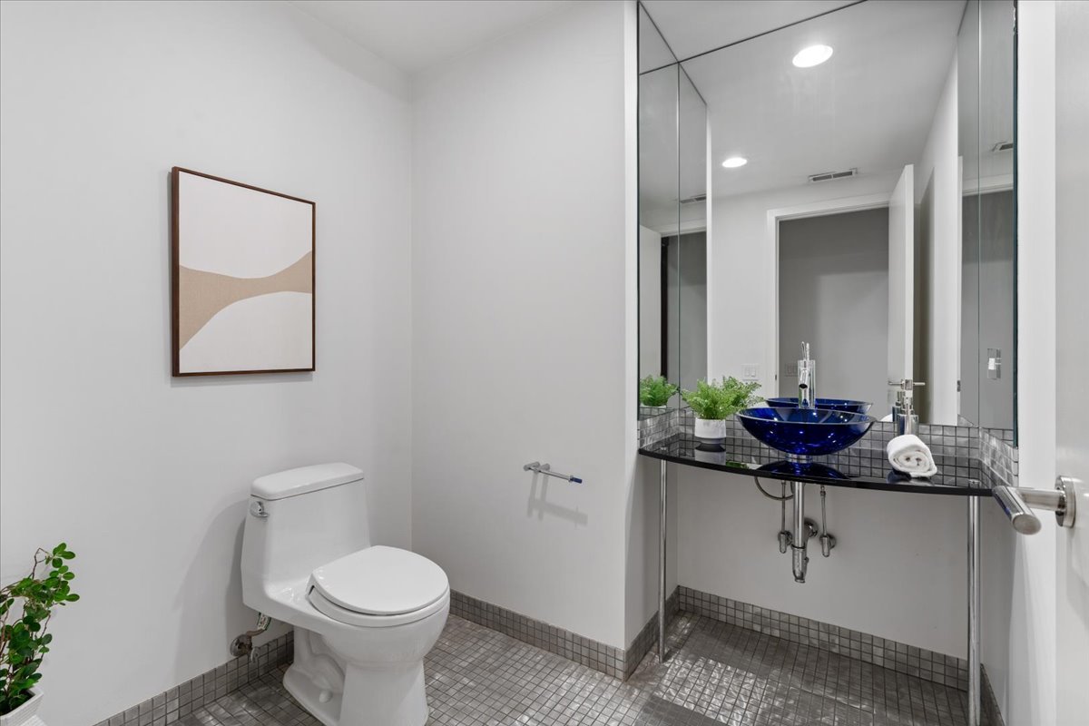 460 W Superior Street Unit: 4-5
