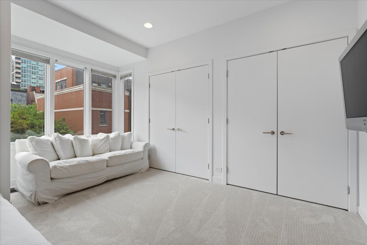 460 W Superior Street Unit: 4-5