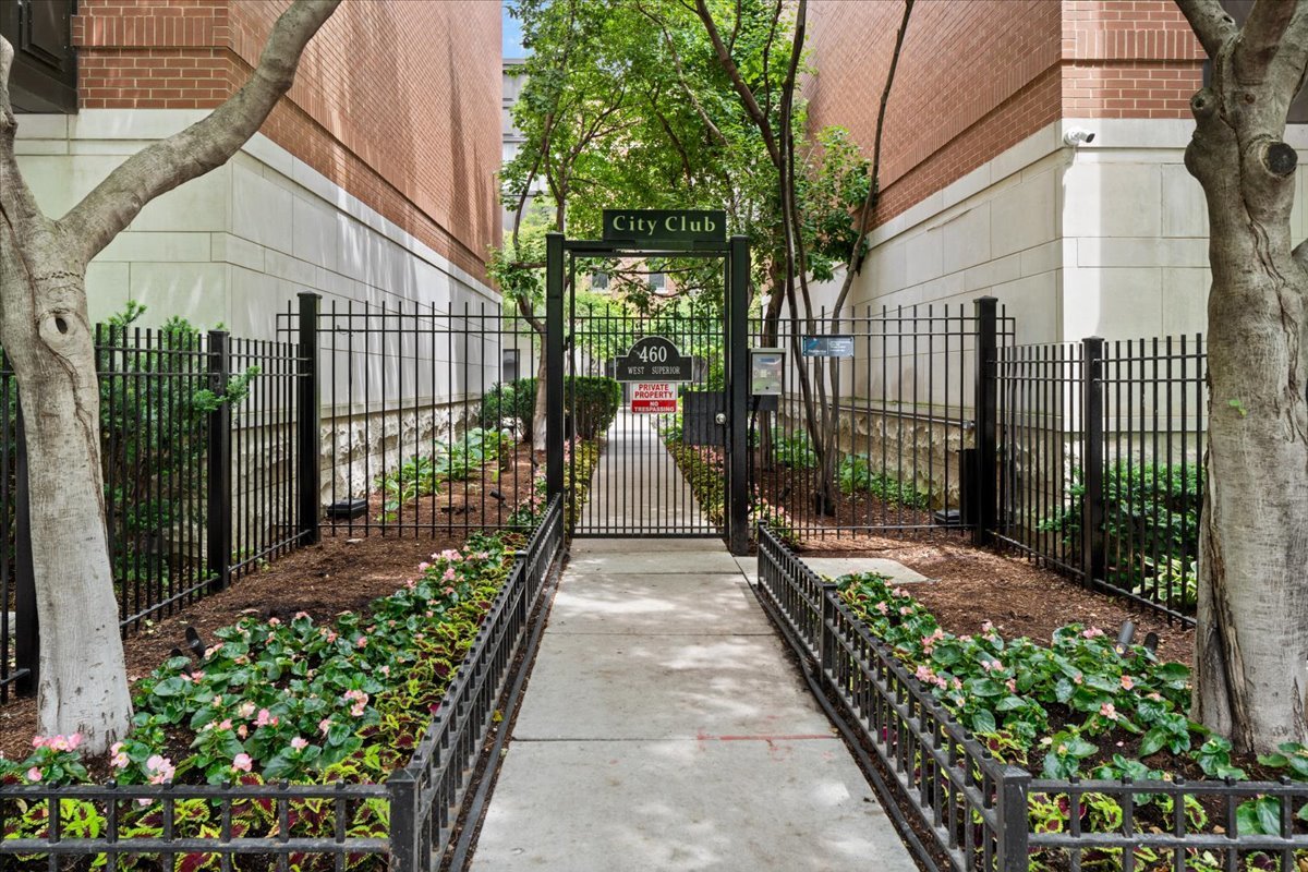 460 W Superior Street Unit: 4-5