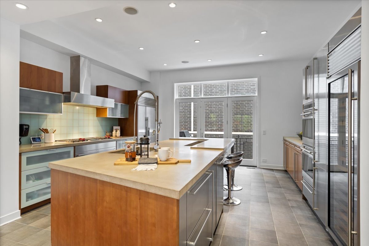 460 W Superior Street Unit: 4-5