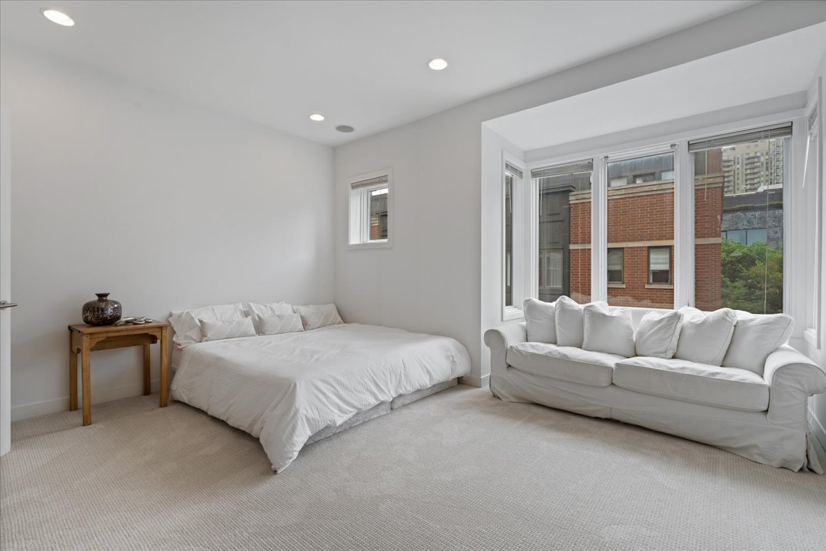 460 W Superior Street Unit: 4-5