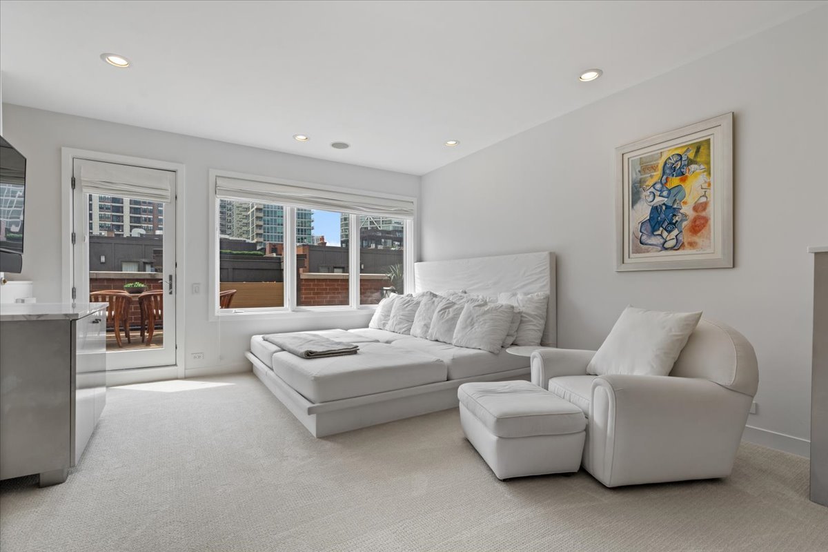 460 W Superior Street Unit: 4-5