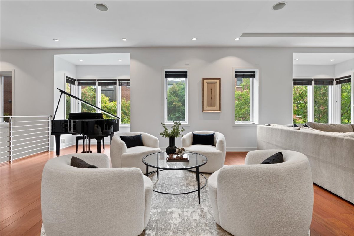 460 W Superior Street Unit: 4-5