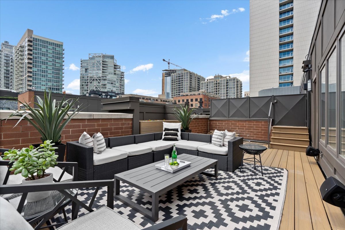 460 W Superior Street Unit: 4-5