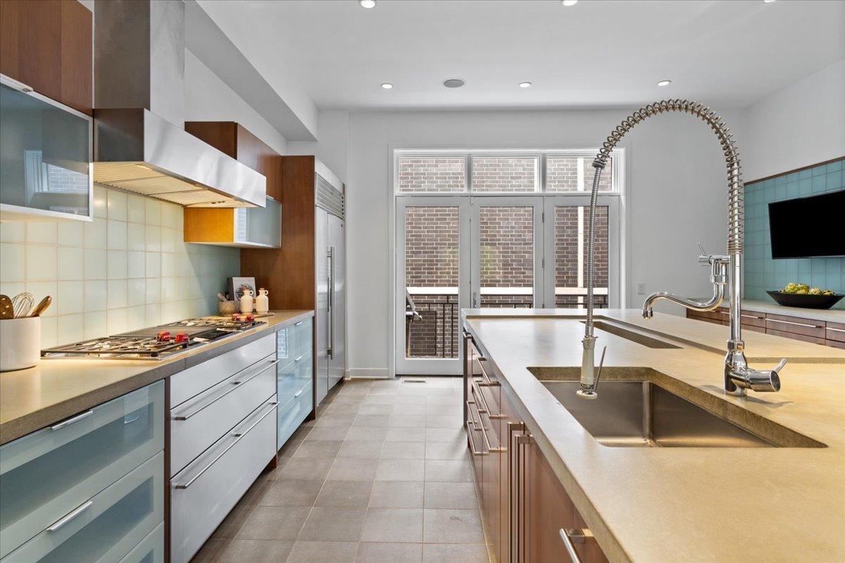 460 W Superior Street Unit: 4-5
