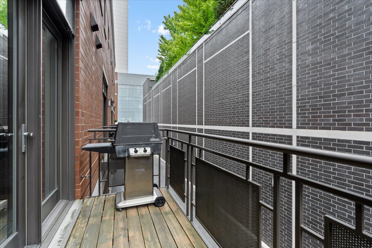 460 W Superior Street Unit: 4-5