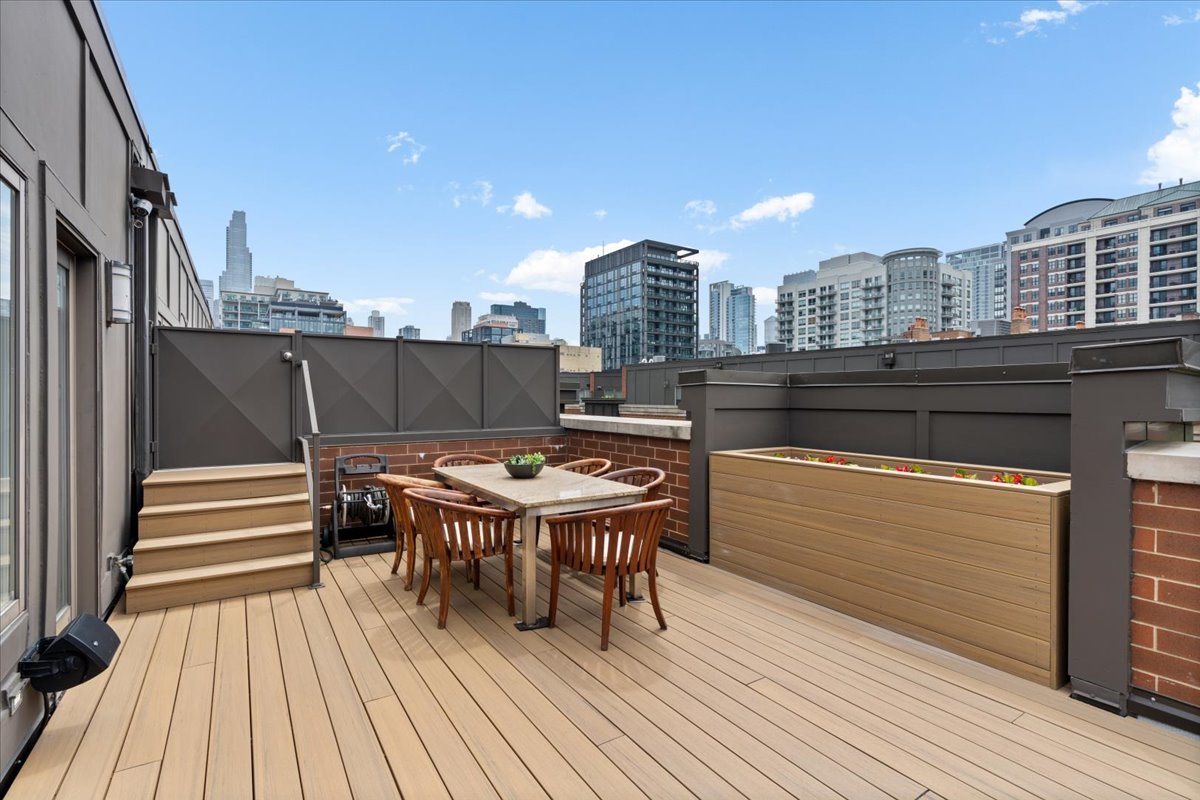 460 W Superior Street Unit: 4-5