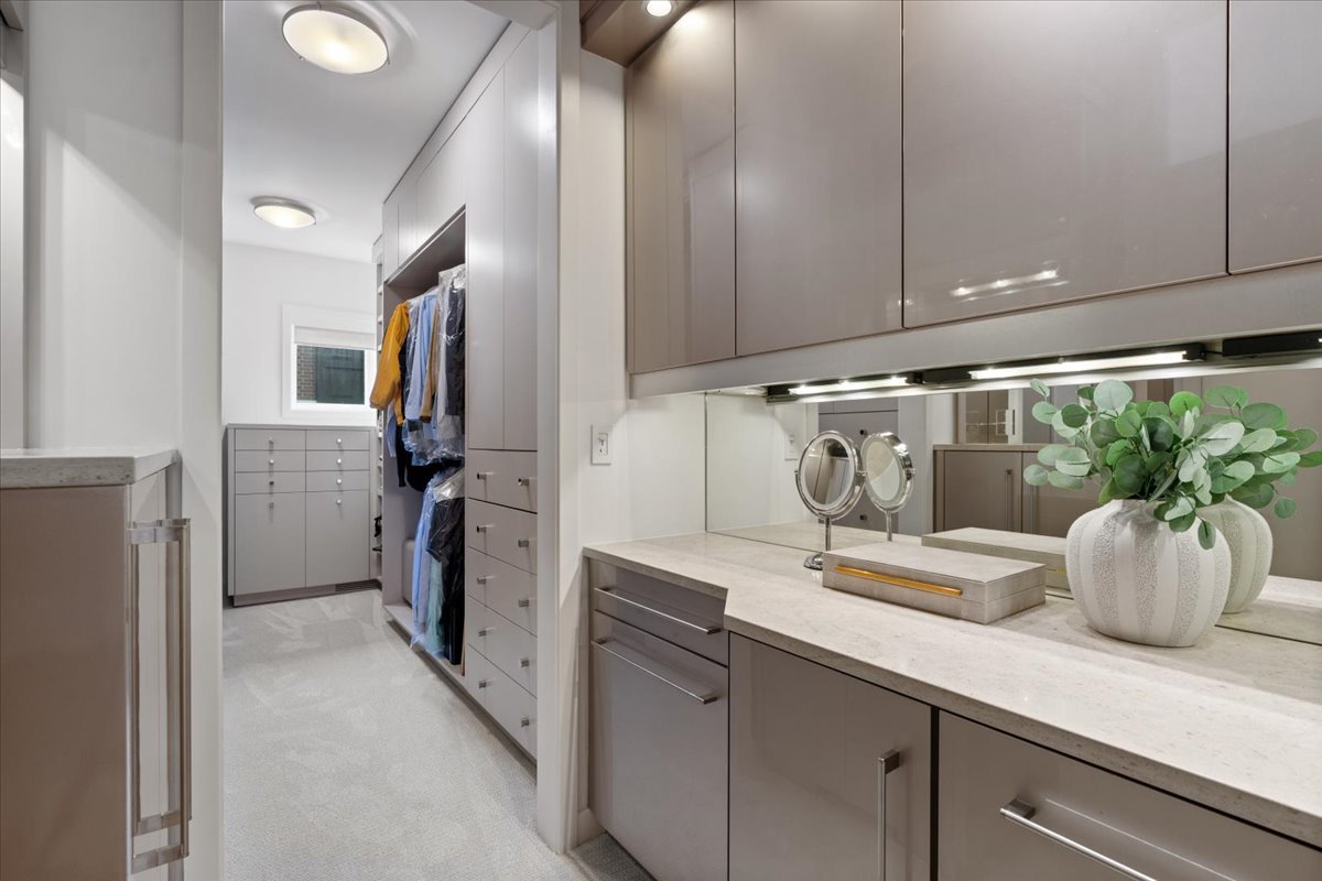 460 W Superior Street Unit: 4-5