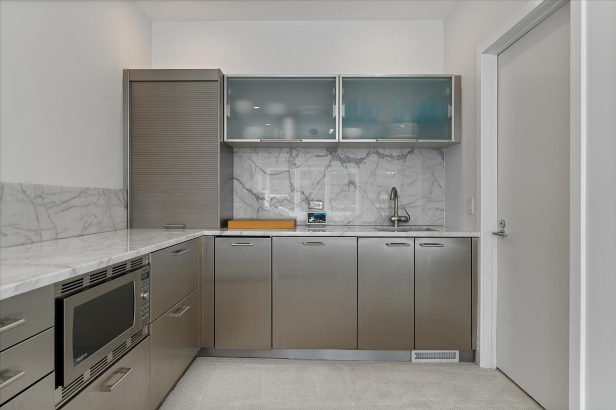 460 W Superior Street Unit: 4-5
