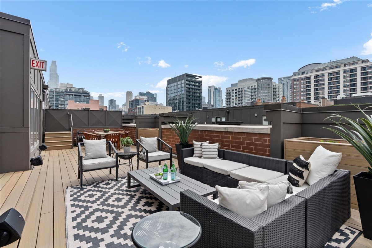 460 W Superior Street Unit: 4-5