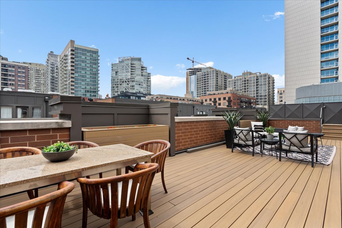 460 W Superior Street Unit: 4-5