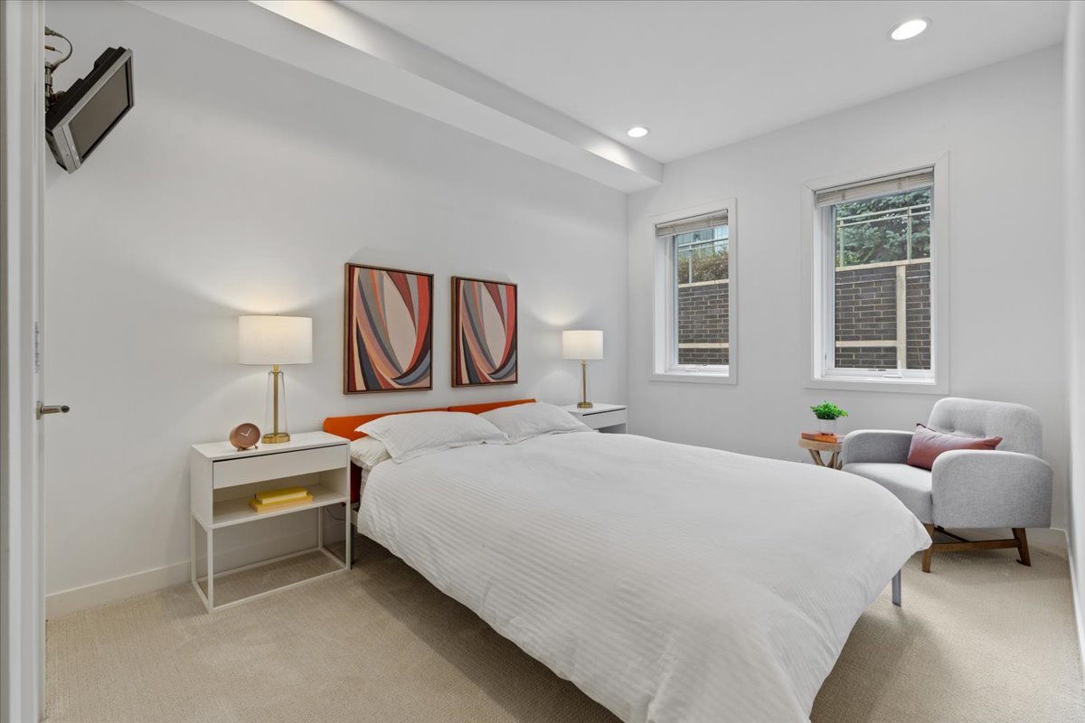 460 W Superior Street Unit: 4-5
