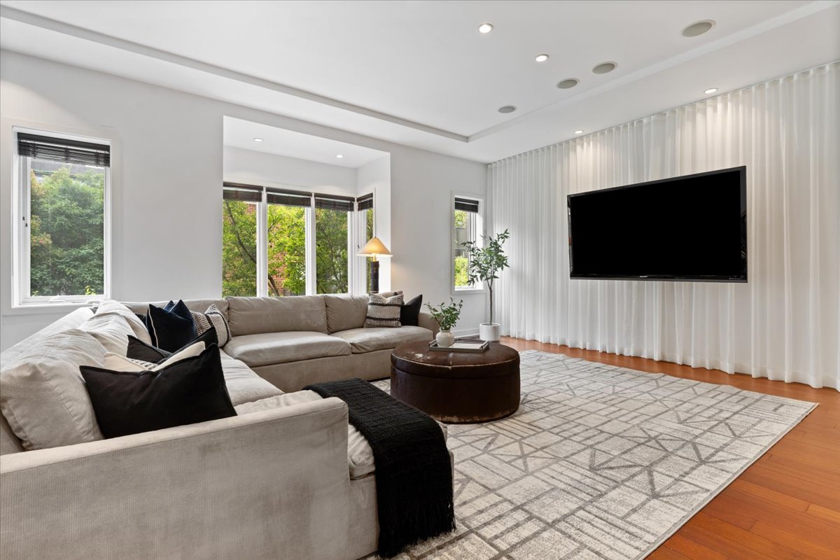 460 W Superior Street Unit: 4-5