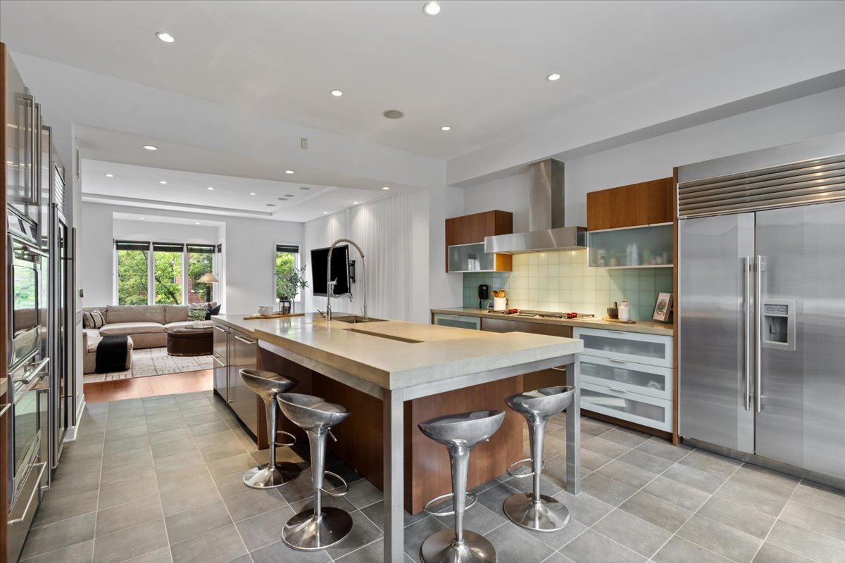 460 W Superior Street Unit: 4-5