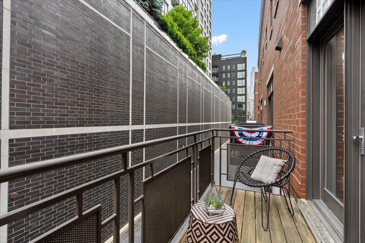 460 W Superior Street Unit: 4-5