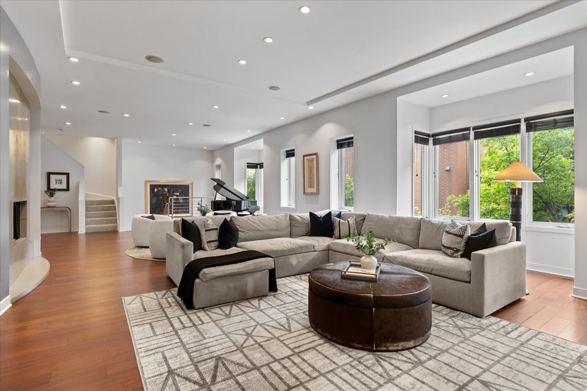 460 W Superior Street Unit: 4-5