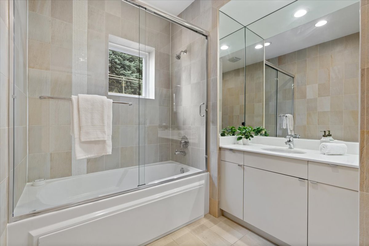 460 W Superior Street Unit: 4-5