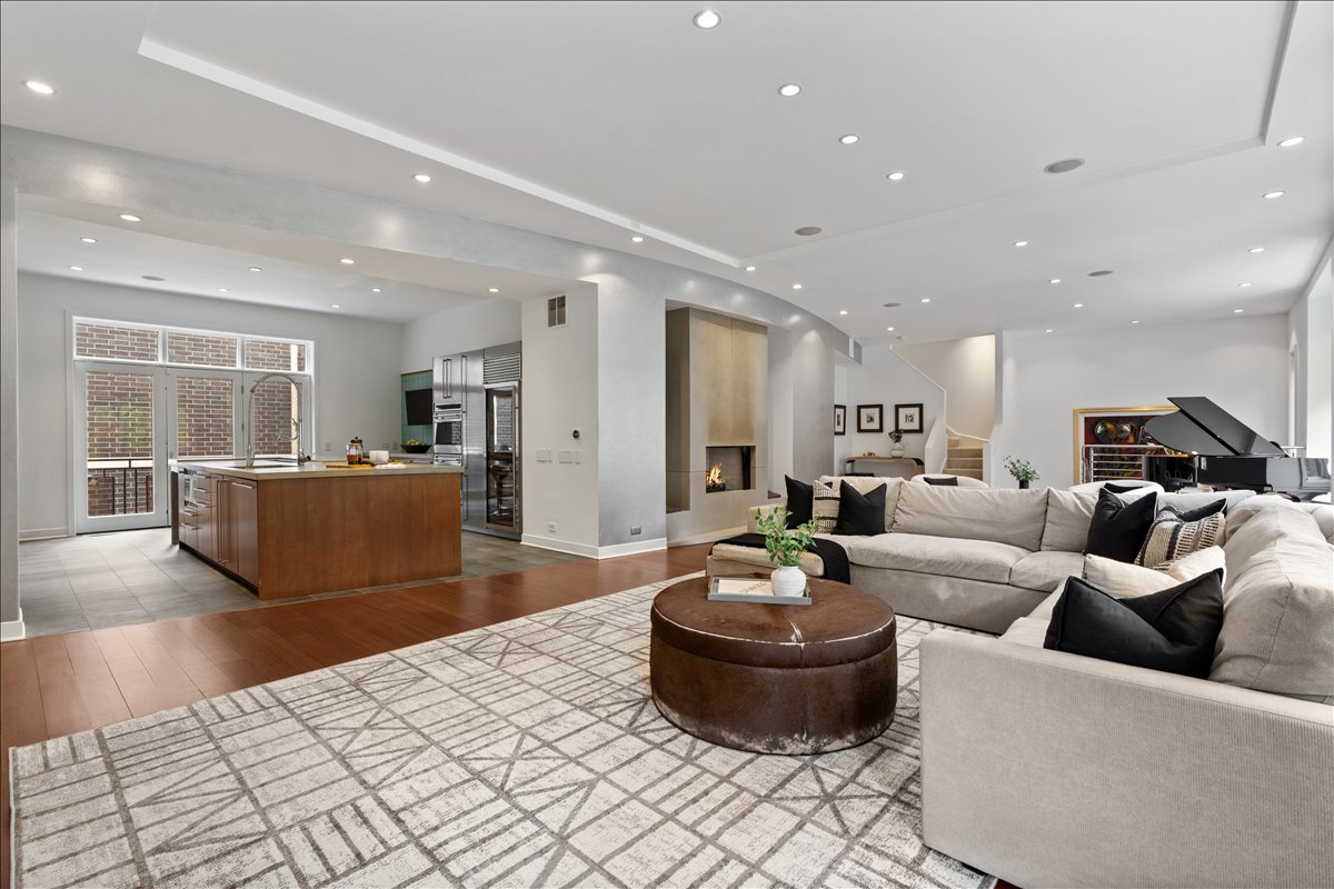 460 W Superior Street Unit: 4-5