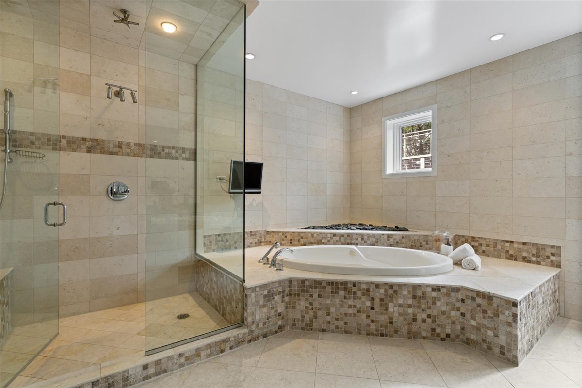 460 W Superior Street Unit: 4-5