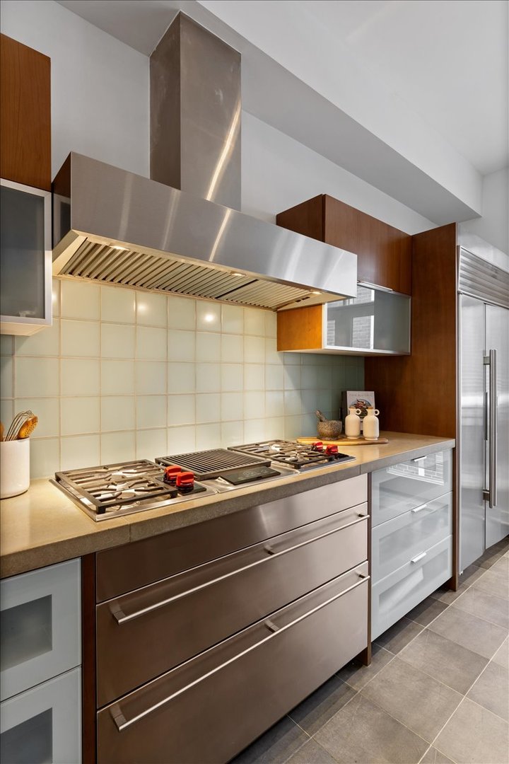460 W Superior Street Unit: 4-5